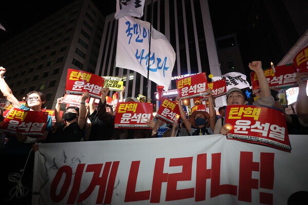 더불어민주당 이재명 대표 체포동의안이 가결된 21일 오후 촛불행동 회원들이 서울 여의도 국민의힘 당사 앞에서 구호를 외치고 있다. 2023.9.21. 연합뉴스