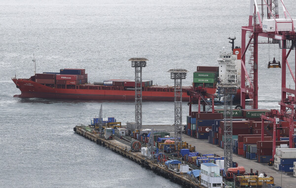 산업통상자원부가 1일 발표한 '9월 수출입 동향'에 따르면 지난달 수출은 전년 동월 대비 4.4%가 줄어, 월간 기준으로 12개월째 감소를 기록했다. 사진은 컨테이너선이 출항하고 있는 부산항의 모습. 2023.9.21. 연합뉴스