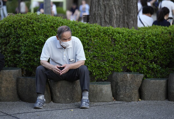 9월 18일 일본 노인의 날 기간에 도쿄의 아사쿠사 거리에 앉아 있는 노인. 9월 17일 일본정부는 80세 이상 인구가 일본 전체인구의 10%를 처음으로 넘어섰다고 발표했다. 2023.09.18. EPA 연합뉴스