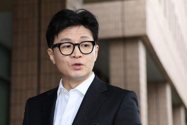 한동훈 법무부 장관이 27일 오전 정부과천청사 법무부로 출근하며 더불어민주당 이재명 대표의 구속영장 기각에 대한 질문에 답하고 있다. 2023.9.27. 연합뉴스