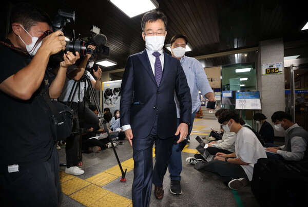 대장동 의혹이 언론에 제기된 초기인 2021년 9월 27일 화천대유의 최대 주주인 김만배 씨가 참고인 신분으로 서울 용산경찰서에서 조사를 받고 나왔다. 2021.9.27. 연합뉴스