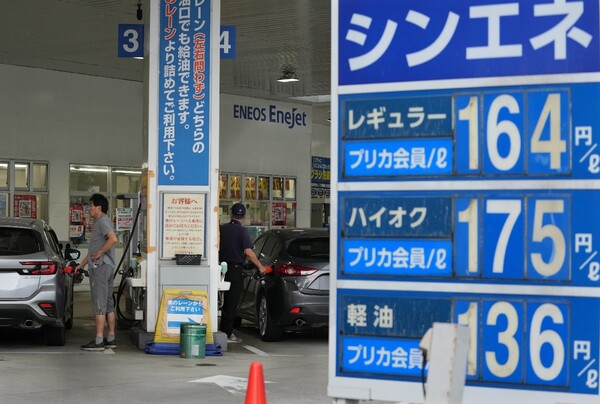 22일(현지시간) 일본 도쿄에서 운전자들이 주유하고 있다. 일본의 소비자물가는 12개월 연속 3% 이상 상승했다. 특히 휘발유 가격과 식료품 가격이 급등하며 가계에 부담을 주고 있다. 2023.09.22. EPA 연합뉴스