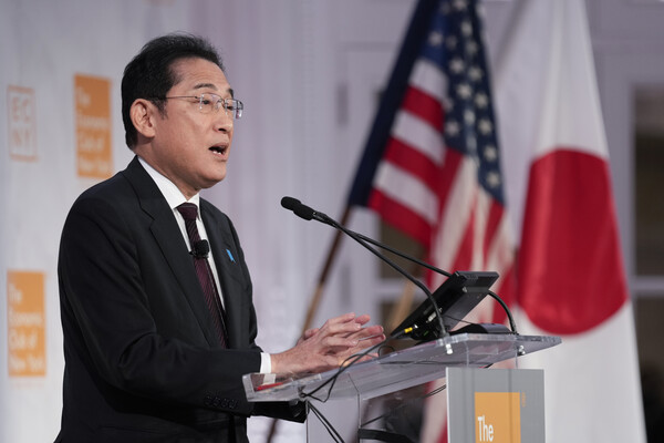 기시다 후미오 일본 총리가 21일(현지시간) 미국 뉴욕 경제클럽에서 투자자들을 대상으로 연설하고 있다. 이날 연설에서 기시다 총리는 외국 금융업체의 일본 진출을 촉진하기 위해 '자산운용특구'를 만들겠다며 "영어만으로 행정 대응이 가능하도록 규제를 개혁하고, 비즈니스·생활 환경 정비를 중점적으로 진행하겠다"고 말했다. 2023.09.22. AP 연합뉴스