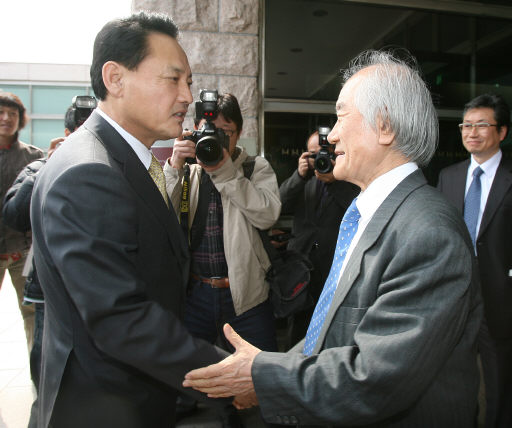 유인촌 전 문화체육관광부 장관(왼쪽)이 지난 2008년 4월 1일 업무보고를 받으러 과천 국립현대미술관을 방문해 김윤수 관장과 악수를 나누고 있다. . 2008.4.1 연합뉴스 