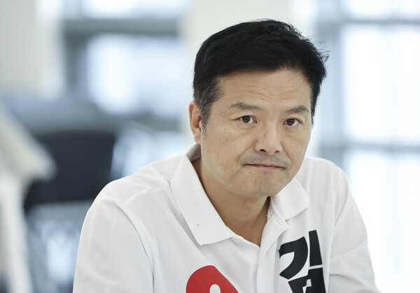 국민의힘 김태우 강서구청장 보궐선거 후보가 4일 서울 강서구에서 열린 전국학교운영위원회연합회 간담회에서 참석자의 발언을 듣고 있다. 2023.10.4. 연합뉴스