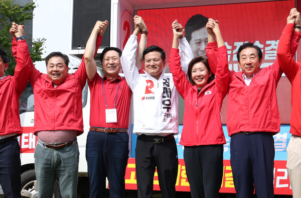 국민의힘 김태우 강서구청장 보궐선거 후보의 선거대책위원회가 28일 오전 발산역 인근에서 연 선대위 출정식에서 참가자들이 손을 들어올리고 있다. 왼쪽부터 구상찬 전 의원, 김기현 대표, 김태우 후보, 나경원 전 의원, 김성태 전 의원. 2023.9.28. 연합뉴스