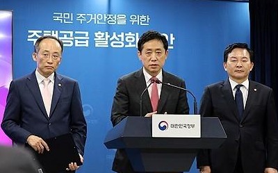 김주현 금융위원장이 26일 오후 정부서울청사에서 '국민 주거 안정을 위한 주택공급 활성화 방안'과 관련한 설명을 하고 있다. 왼쪽은 추경호 부총리 겸 기획재정부 장관, 오른쪽은 원희룡 국토교통부 장관. 2023.9.26
