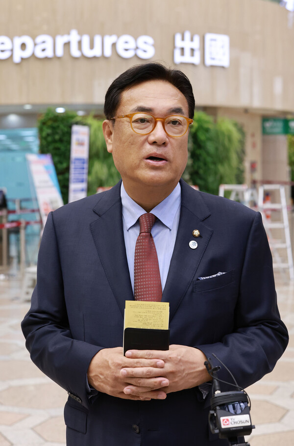 국회 한일의원연맹 회장인 국민의힘 정진석 의원이 14일 서울 강서구 김포공항 국제선 청사에서 일본으로 출국하기에 앞서 취재진의 질문에 답하고 있다.2023.9.14. 연합뉴스