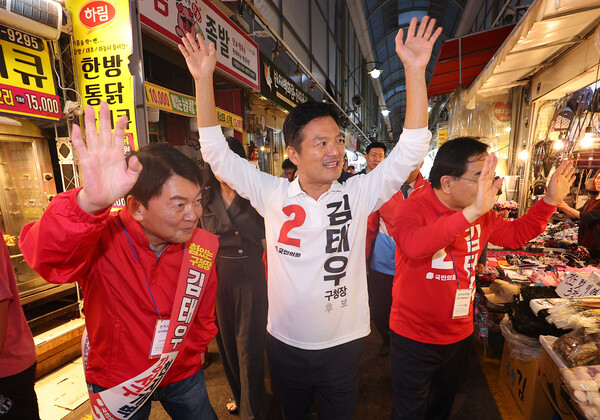 국민의힘 김태우 강서구청장 보궐선거 후보(가운데)가 4일 오후 서울 강서구 방신시장을 찾아 보궐선거 공동선대위원장인 안철수 의원(왼쪽)과 태영호 의원 등과 함께 유권자의 지지를 호소하고 있다. 2023.10.4. 연합뉴스