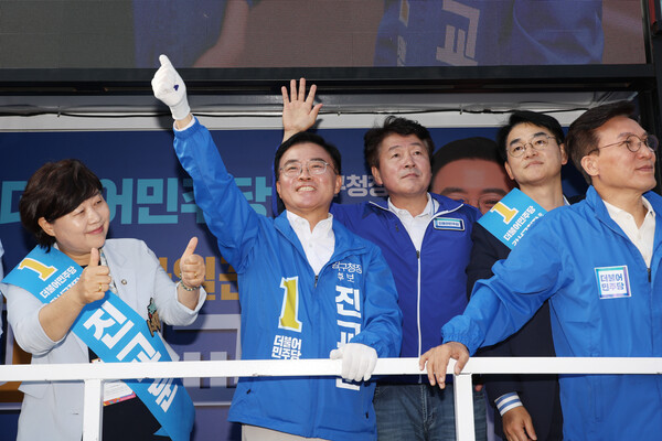 국민의힘 김태우 강서구청장 보궐선거 후보(가운데)가 4일 오후 서울 강서구 방신시장을 찾아 보궐선거 공동선대위원장인 안철수 의원(왼쪽)과 태영호 의원 등과 함께 유권자의 지지를 호소하고 있다. 2023.10.4. 연합뉴스