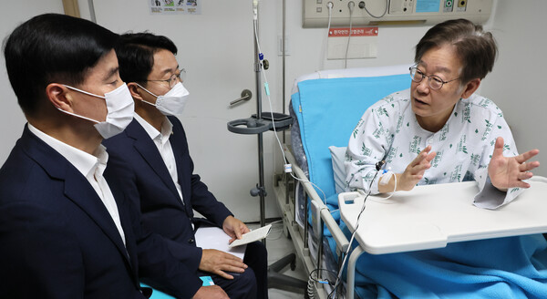 더불어민주당 이재명 대표가 28일 서울 중랑구 녹색병원에서 조정식 사무총장과 이해식 사무부총장으로부터 당의 서울 강서구청장 보궐선거 현황을 보고 받고 있다. 2023.9.28. 연합뉴스