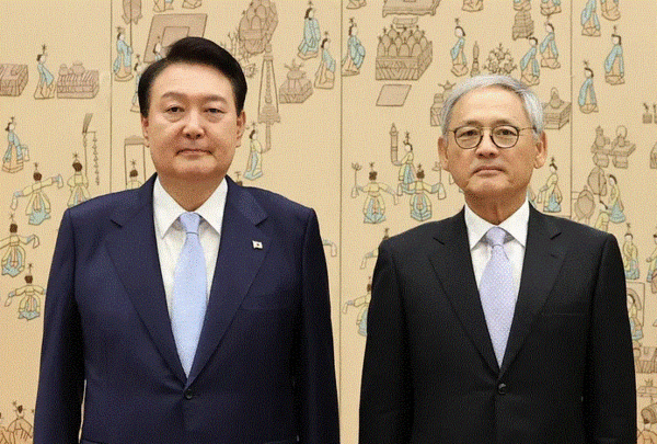 윤석열 대통령이 지난 7월 7일 서울 용산 대통령실 청사에서 유인촌 씨에게 대통령 문화체육특별보좌관 위촉장을 수여한 뒤 기념촬영을 하고 있다. 연합뉴스