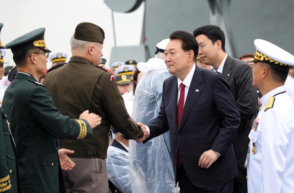 윤석열 대통령이 9월 15일 인천항 수로 및 팔미도 근해 노적봉함에서 열린 제73주년 인천상륙작전 전승 기념식에서 폴 러캐머라 한미연합사령관과 악수하고 있다. 2023.9.15. 대통령실 통신사진기자단 연합뉴스