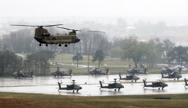 한미 양국군의 전시증원훈련은 RSOI연습에서 키리졸브 연습, 동맹 연습으로 명칭이 바뀌가며 실시되어 왔다. 2018년 키리졸브 연습이 시작된 4월 23일 경기도 평택시 캠프 험프리스 위로 치누크 헬기가 떠 있다. 2018.4.23. 연합뉴스 