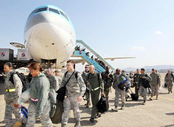 키리졸브-독수리 훈련에 참가하는 미군 증원군과 군수물자가 8일 일본 가데나 기지에서 민항기 편으로 대구 K-2 공군기지에 도착하고 있다. 2011.3.8. 연합뉴스 
