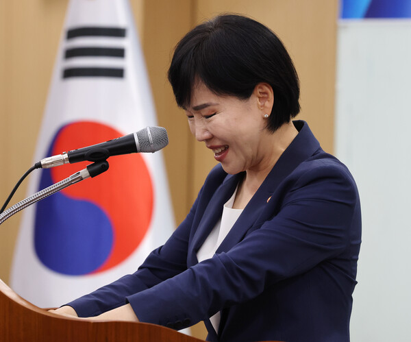 전현희 국민권익위원장이 27일 오후 세종시 정부세종청사에서 열린 이임식에서 이임사를 하던 중 복받치는 감정을 추스르고 있다. 2023.6.27. 연합뉴스