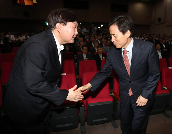 2017년 8월 1일 오전 서초구 서울중앙지검에서 열린 조은석 서울고검장 취임식에서 조은석 서울고검장(오른쪽)과 윤석열 중앙지검장(왼쪽)이 악수하고 있다. 연합뉴스 자료사진