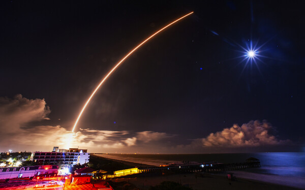 O lançamento do foguete espacial americano realiza a missão Starlink 6-21.  05/10/2023.  AP Yonhap Notícias