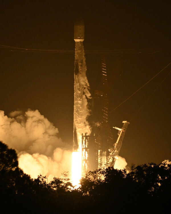 Um foguete SpaceX Falcon 9 transportando um satélite Starlink foi lançado do espaçoporto da Flórida em 29 de setembro.  29/09/2023.  Notícias UPI Yonhap