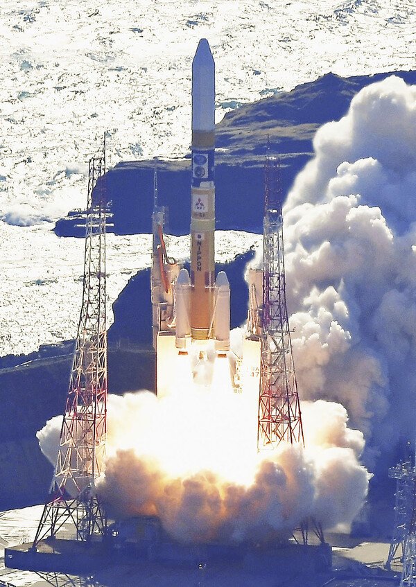 O 47º foguete H2A que transporta o módulo lunar é lançado do Centro Espacial Tanegashima, na província de Kagoshima, Kyushu, Japão, no dia 7.  Este foguete está equipado com uma pequena sonda lunar 