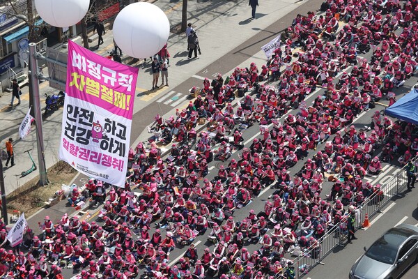 전국학교비정규직노동조합 조합원들이 31일 오후 서울 중구 세종대로 일대에서 신학기 총파업 대회를 열고 임금 체계 개편 등을 촉구하고 있다. 2023.3.31. 연합뉴스