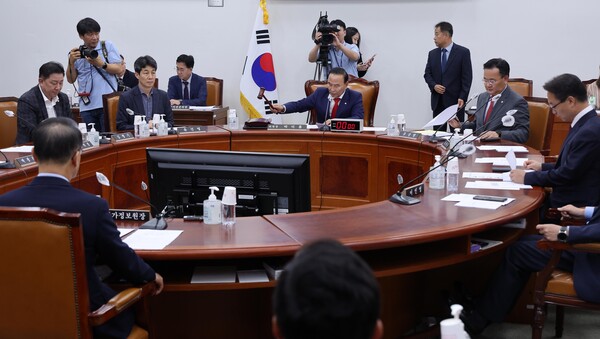 박덕흠 국회 정보위원장이 7일 국회에서 열린 정보위원회 전체회의에서 의사봉을 두드리고 있다. 2023.9.7 [국회사진기자단] 연합뉴스