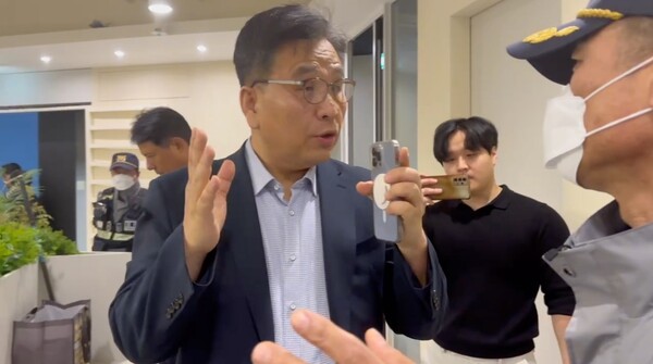 6일 새벽 더탐사 사무실에 들어온 정천수 씨가 경찰과 대화 중이다. 사진 더탐사 제공