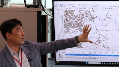 박상훈 경동엔지니어링 이사가 5일 오전 세종시 정부세종청사 국토교통부에서 열린 서울-양평 고속도로 대안노선(강상면 종점) 비용-편익(B/C) 분석 결과 브리핑에 앞서 교통량 예측분석 시연을 하고 있다. 2023.10.5. 연합뉴스