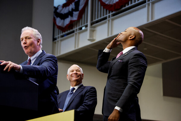 크리스 밴 홀런 미국 상원의원(민주. 맨 왼쪽)이 미국 메릴랜드주 프린스 조치 커뮤니티칼리지에서 조 바이든 대통령의 연설에 앞서 발언하고 있다. 2023. 09. 14 [로이터=연합뉴스]