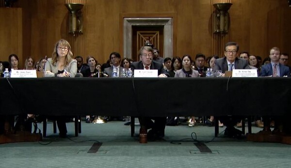 제니 타운 스팀슨센터 선임연구원(맨 왼쪽), 스콧 스나이더 미국외교협회 선임연구원, 빅터 차 전략국제문제연구소 한국 석좌가 4일 미국 상원 외교위원회 동아시아태평양 소위원회의 북핵 청문회에 출석했다. [상원 외교위원회 동아태소위 중계 화면 캡처] 연합뉴스