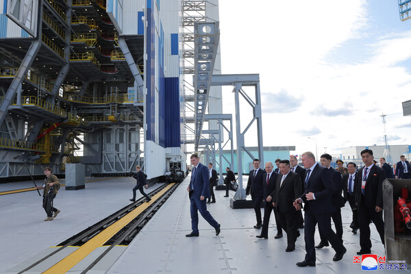 러시아를 방문 중인 김정은 북한 국무위원장이 13일(현지시간) 러시아 아무르주 보스토치니 우주기지에서 블라디미르 푸틴 러시아 대통령과 상봉했다고 조선중앙통신이 14일 보도했다. 2023.9.14. 연합뉴스