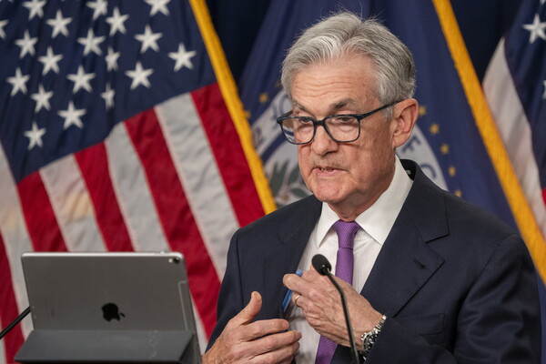 제롬 파월 미 연방준비제도(Fed·연준) 의장이 20일(현지시간) 연방공개시장위원회(FOMC)를 마친 뒤 워싱턴DC 연방준비은행에서 기자회견하고 있다. FOMC는 이날 기준금리를 5.25∼5.50%로 동결했으나 파월 의장은 기자회견에서 필요한 경우 추가로 금리를 올릴 수 있다는 기존 입장을 재확인했다. 2023.09.21 