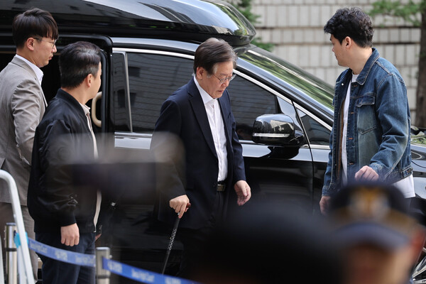 더불어민주당 이재명 대표가 6일 오전 서울 서초구 중앙지법에서 열린 대장동· 위례신도시 특혜 의혹 사건 첫 재판에 출석하고 있다. 2023.10.6. 연합뉴스