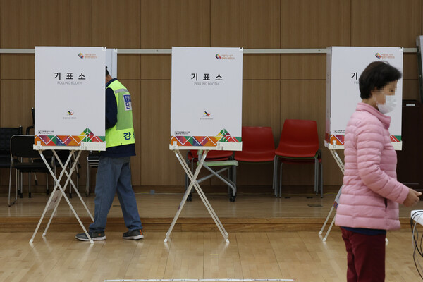 서울 강서구청장 보궐선거 사전투표가 시작된 6일 오전 서울 방화1동 주민센터에 마련된 투표소에서 유권자들이 투표하고 있다. 2023.10.6. 연합뉴스