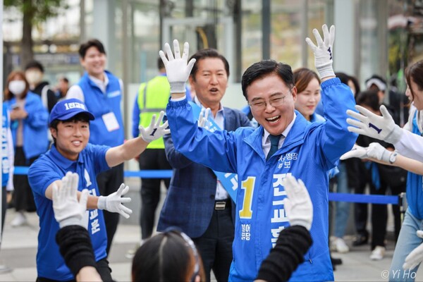 7일 서울 강서구청장 보궐선거 더불어민주당 진교훈 후보가 집중 유세를 하고 있다. 2023.10.7. 이호 사진작가