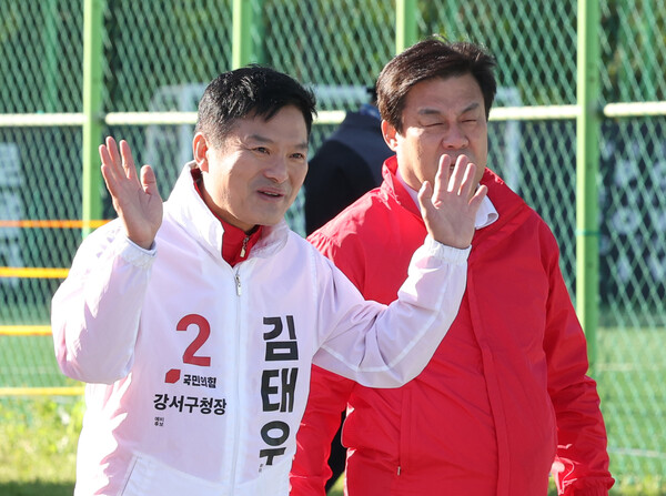 국민의힘 김태우 강서구청장 보궐선거 후보가 5일 오전 인천 계양구 강서개화축구장을 찾아 유권자들의 지지를 호소하고 있다. 2023.10.5. 연합뉴스