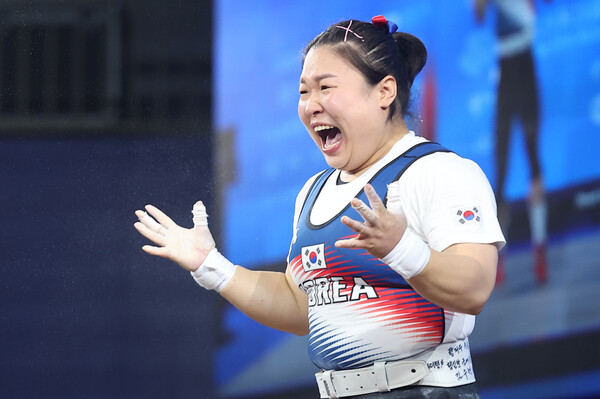 중국 저장성 항저우 샤오산 스포츠센터에서 5일 열린 아세안게임 역도 여자  76㎏급 그룹A 결선에서 김수현 선수가 용상 3차 시기 138㎏을 들어올린 뒤 포효하고 있다. 2023.10.5. 연합뉴스 