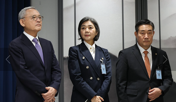 유인촌 문화체육관광부 장관 후보자(왼쪽부터), 김행 여성가족부 장관 후보자, 신원식 국방부 장관 후보자가 9월13일 서울 용산 대통령실 청사에서 열린 김대기 대통령 비서실장의 2차 개각 발표 브리핑에 배석하고 있다. 연합뉴스