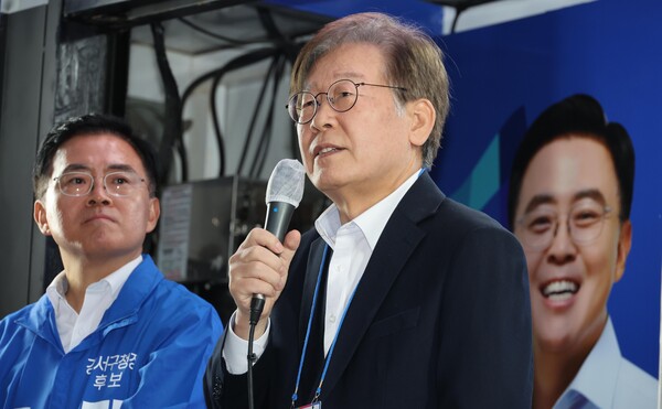 더불어민주당 이재명 대표가 9일 서울 강서구 발산역 인근에서 강서구청장 보궐선거 진교훈 후보 지원 유세를 하고 있다. 2023.10.9 [공동취재] 연합뉴스