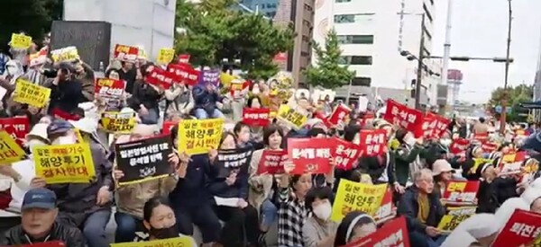 9일 오후 부산에서 열린 천주교정의구현전국사제단 월요 시국기도회에 참석한 시민들이 구호를 외치고 있다. 2023.10.9. 천주교정의구현전국사제단 유튜브 채널 갈무리