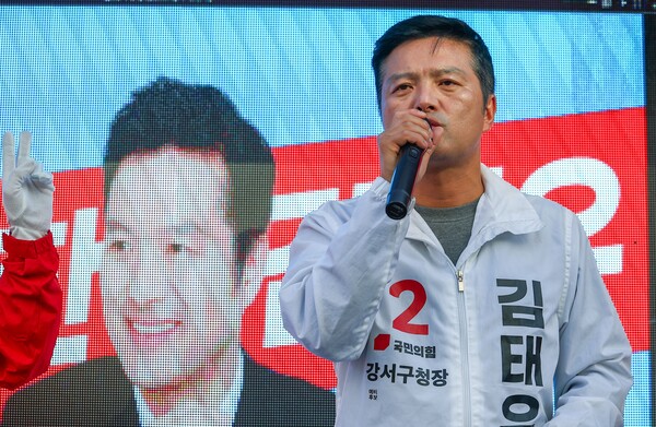 국민의힘 김태우 강서구청장 보궐선거 후보가 선거일을 하루 앞둔 10일 오후 서울 강서구 동신대아아파트 앞에서 선거유세를 펼치고 있다. 2023.10.10. 연합뉴스