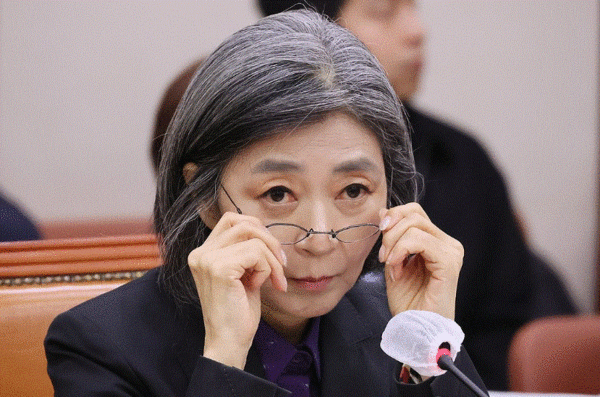 김행 여성가족부 장관 후보자가 5일 국회에서 열린 인사청문회에 참석, 안경을 고쳐쓰고 있다. 2023.10.5. 연합뉴스