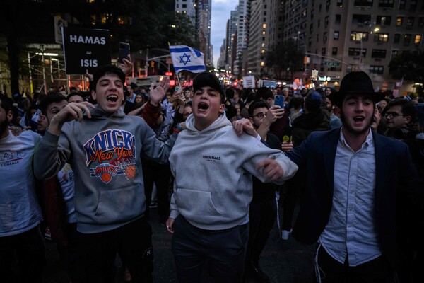 10일(현지시간) 미국 뉴욕에서 열린 '이스라엘과 함께'라는 기도회 겸 집회에서 시위대가 구호를 외치며 행진하고 있다. 팔레스타인 무장세력 하마스는 테러단체 ISIS(이슬람국가)와 같다고 쓴 팻말도 보인다. 2023.10.11. AFP 연합뉴스