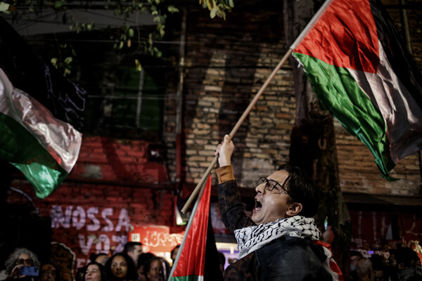 브라질 최대도시 상파울루에서 팔레스타인 지지 세력이 10일(현지시간) 시위를 벌이고 있다. 팔레스타인 무장세력 하마스가 지난 7일 이스라엘에 침입해 인질로 끌고 간 외국인 가운데 브라질 주민도 포함돼 있는 것으로 전해졌다. 2023.10.11. AP 연합뉴스