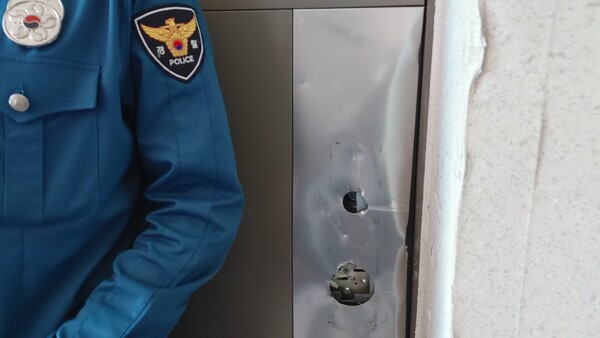 서울중앙지검 대선개입 여론조작 사건 특별수사팀(팀장 강백신 반부패수사1부장)이 11일 인천에 소재한 리포액트 허재현 대표 기자 자택을 압수수색하는 과정에서 자택 문을 강제로 열어 파손시켰다. 2023.10.11. 김성진 기자