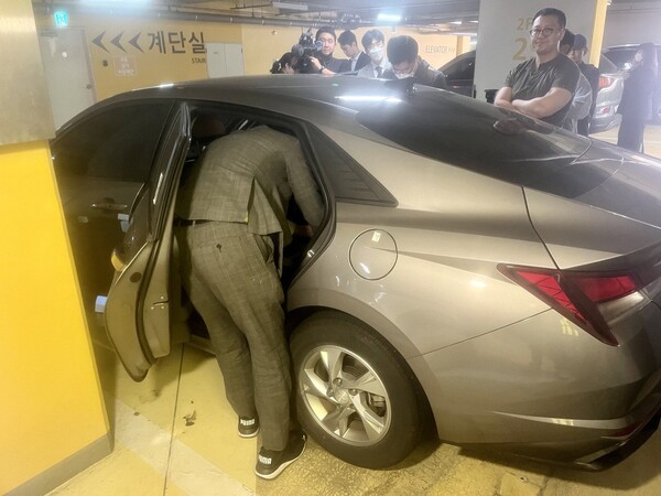 서울중앙지검 대선개입 여론조작 사건 특별수사팀(팀장 강백신 반부패수사1부장)이 11일 인천에 소재한 리포액트 허재현 대표 기자 자택에서 차량을 압수수색하고 있다. 2023.10.11. 김성진 기자