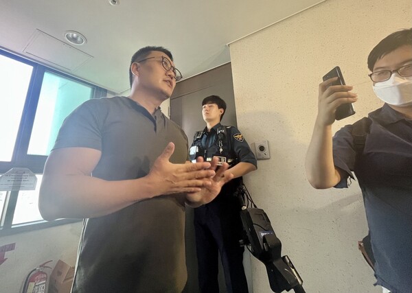 리포액트 허재현 기자가 11일 서울중앙지검 '대선개입 여론조작 사건' 특별수사팀으로부터 압수수색을 받는 과정에서 취재진과 만나 발언하고 있다. 2023.10.11. 김성진 기자