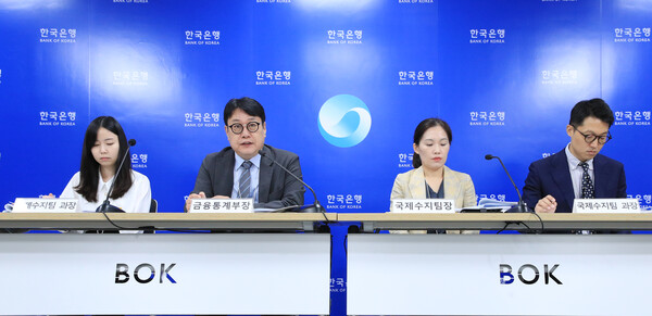 이동원 한국은행 금융통계부장이 11일 오전 서울 중구 한국은행에서 2023년 8월 국제수지(잠정)의 주요 특징을 설명하고 있다. 왼쪽부터 박성곤 국제수지팀 차장, 이부장, 문혜정 국제수지팀장, 안용비 국제수지팀 과장. 2023.10.11. 연합뉴스