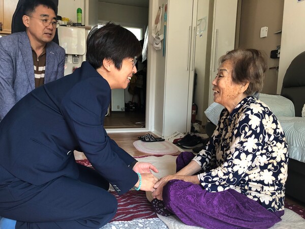 양금덕 할머니 만난 박진 국가인권위원회 사무총장. [일제강제동원시민모임 제공.] 2023 10.10 