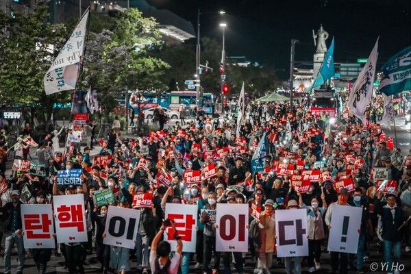 7일 오후 열린 '윤석열 퇴진, 김건희 특검' 59차 촛불대행진에 참석한 시민들이 서울 도심을 행진하고 있다. 2023.10.7. 사진작가 이호